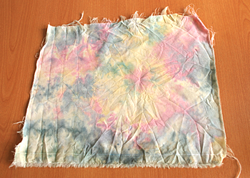 タイダイ染め - 固着剤に漬けたウール布（反応染料で染めたため、色が定着していない） /画像