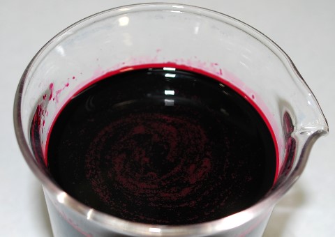 染料を水に溶かしてみると