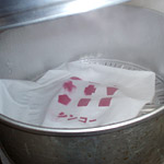 表面を乾燥、蒸し器で沸騰×5分